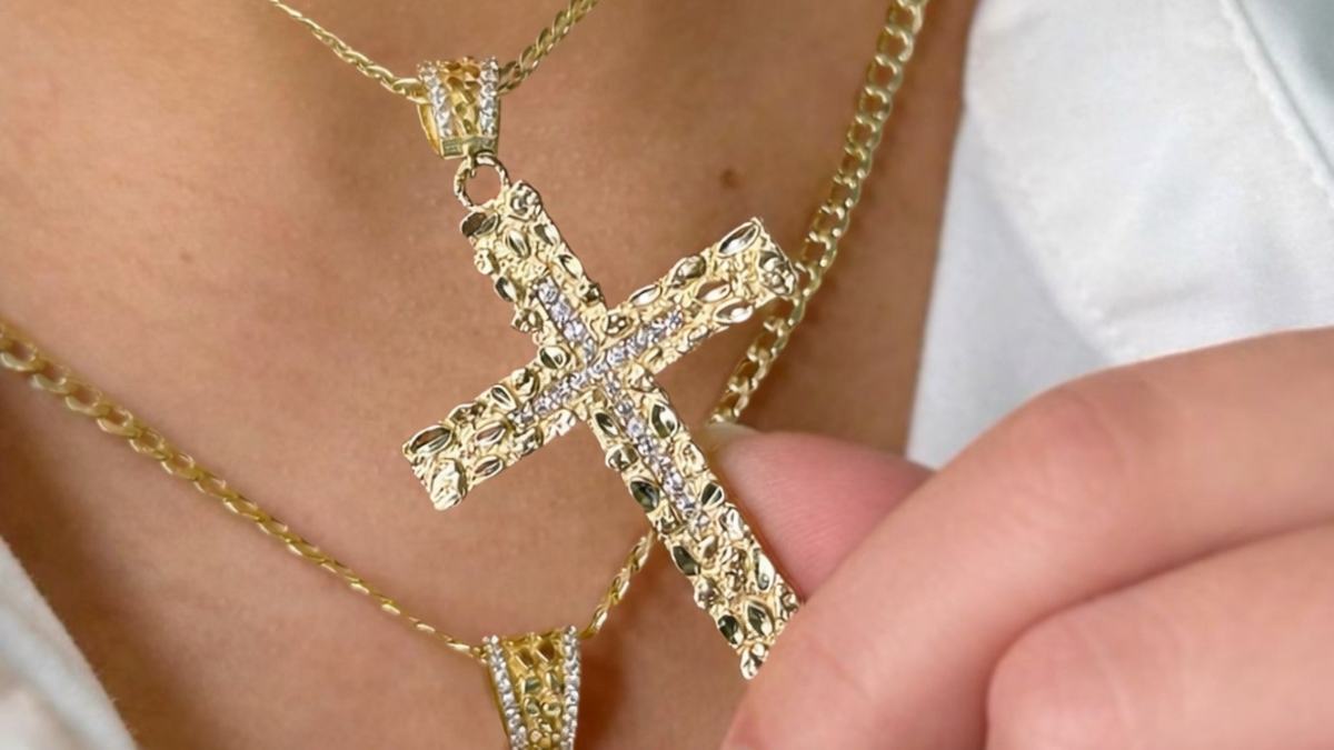 Dije de cruz en oro con diamantes sobre una cadena
