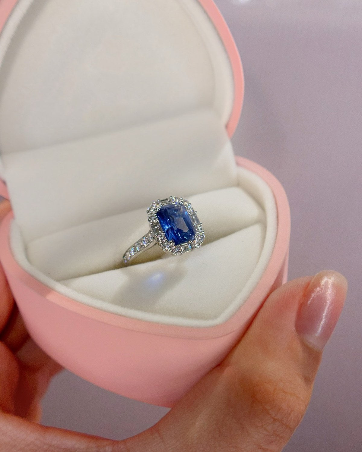 Anillo de zafiro con diamantes en estuche rosa en forma de corazón