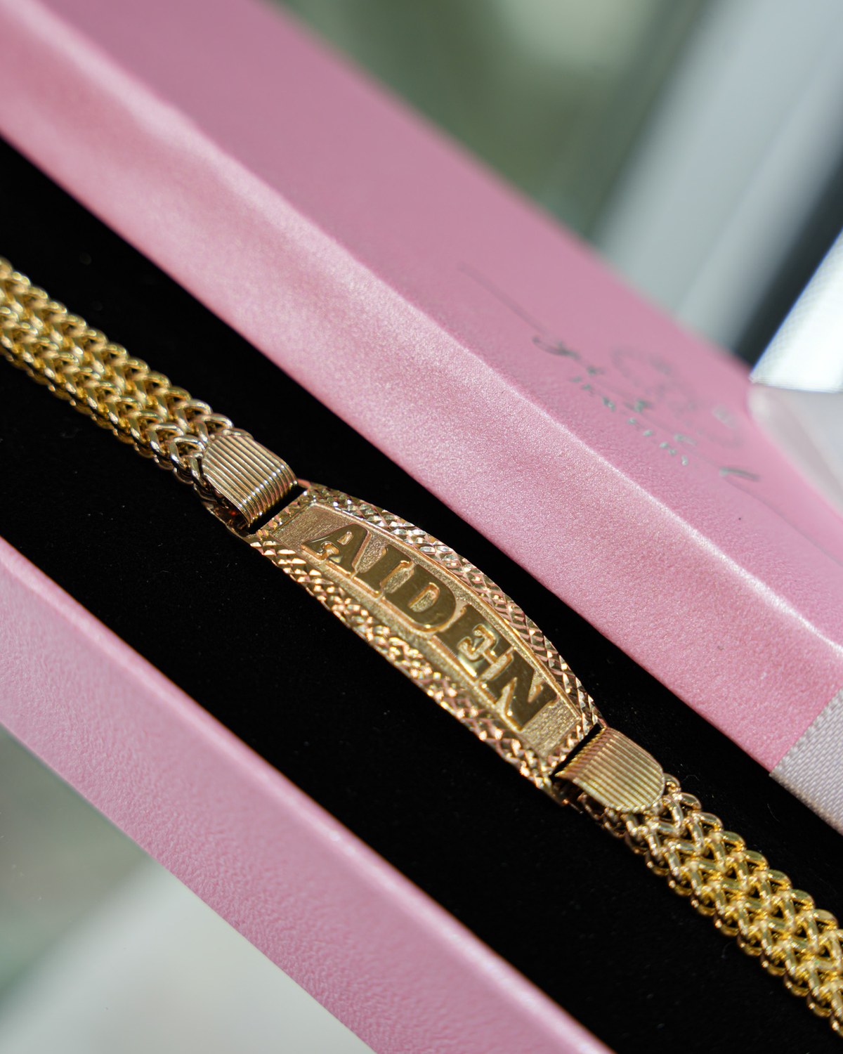 Pulsera de oro personalizada con placa grabada con un nombre