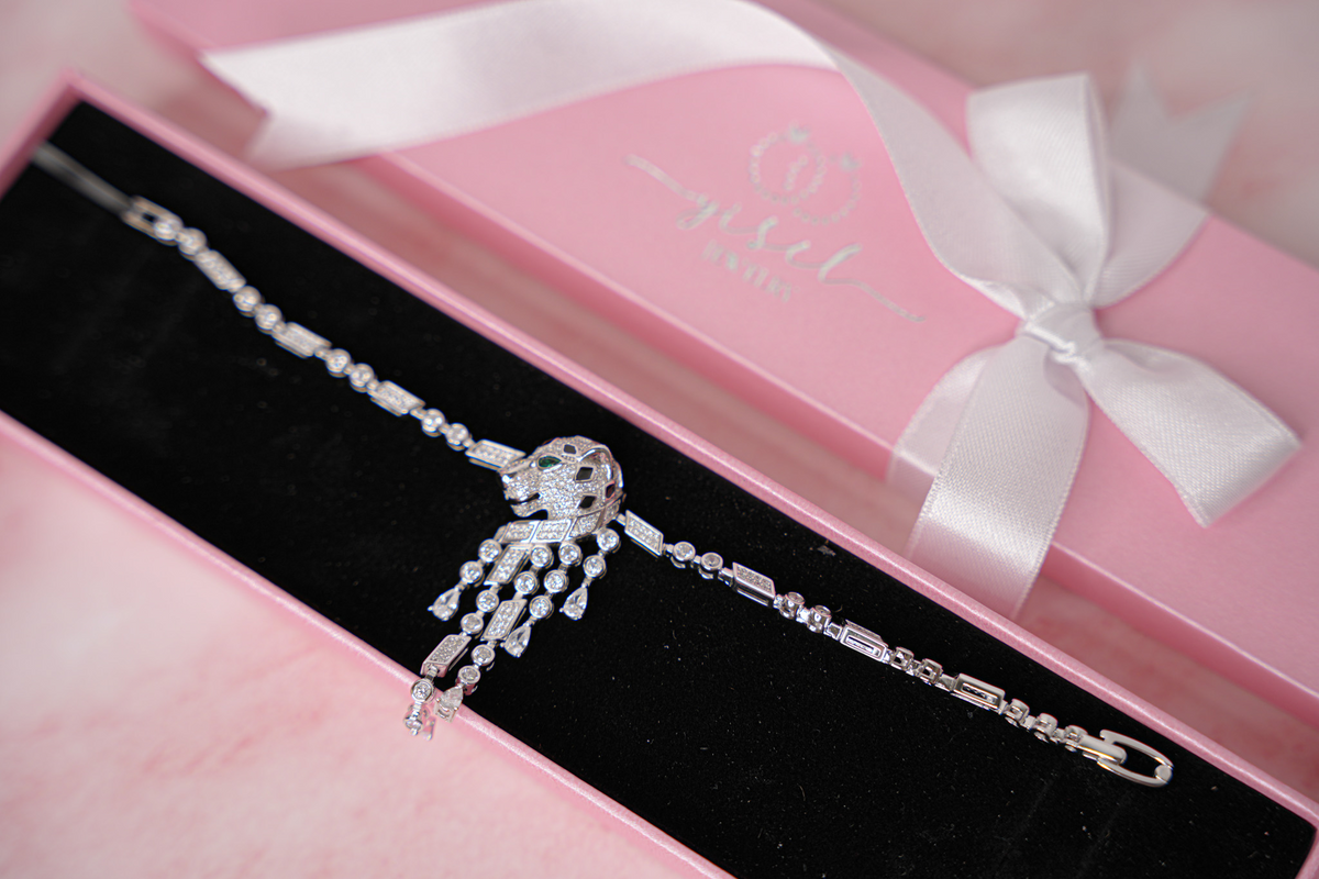 Pulsera de diamantes sobre terciopelo negro en caja de regalo rosa de Yisel Jewelry