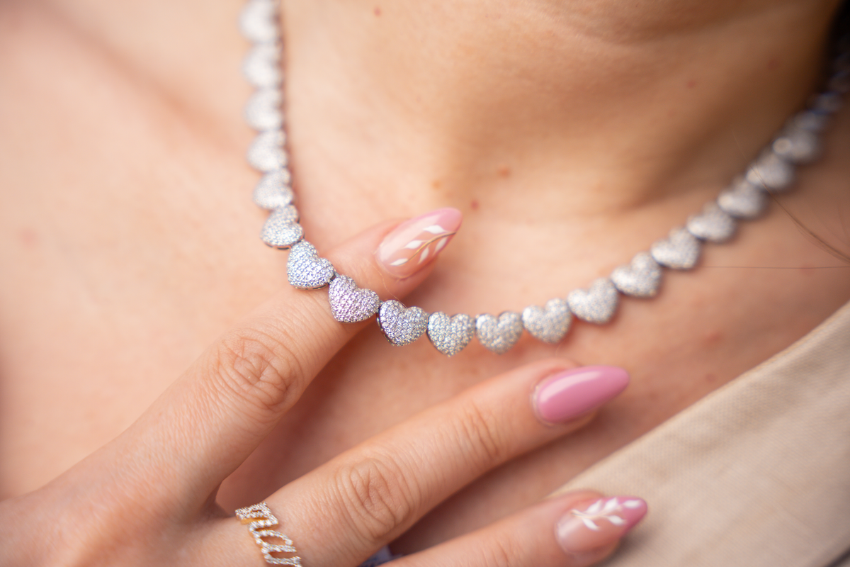 Collar de perlas con diamantes y pulsera de tenis lucidos de cerca