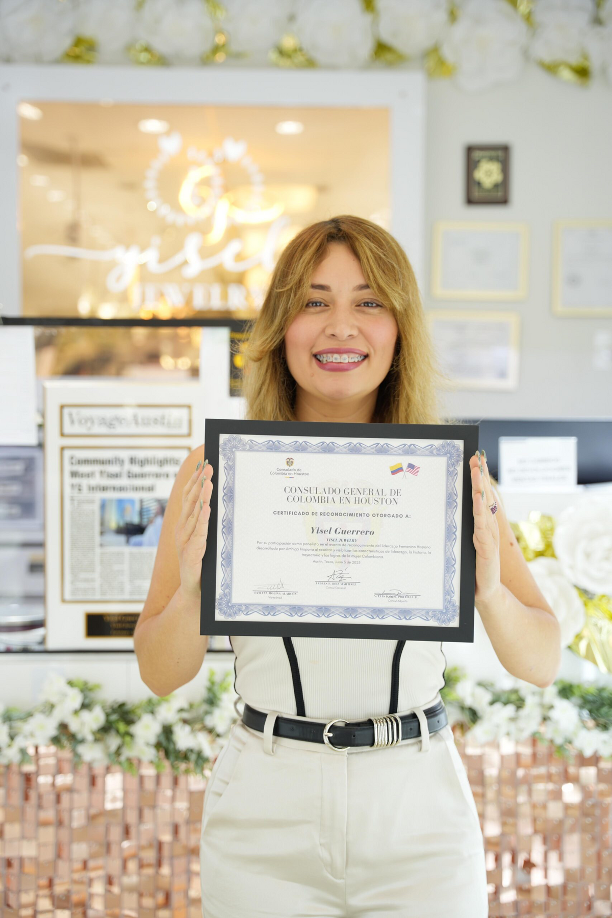 Yisel Guerrero con el reconocimiento del Consulado de Colombia en la tienda de Austin