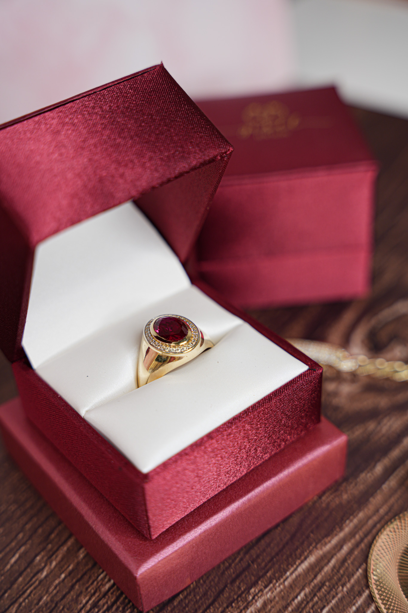 Anillo de oro con rubí en una caja de regalo roja