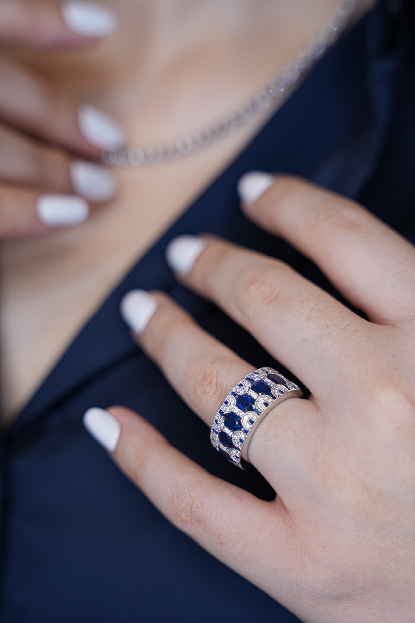Anillo de zafiro con diamantes y collar de tenis